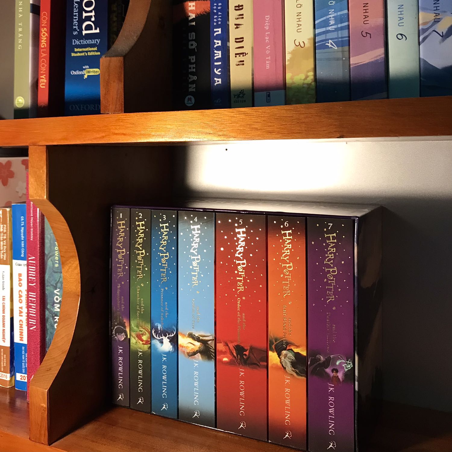 Mình là fan của phim Harry Potter từ lâu, mình đọc bản dịch nhiều lần nên giờ muốn đọc thử bản gốc. Bộ này Children edition nhưng mà mình rất thích bìa của nó, mua về cứ ngỡ mình trở lại thành trẻ con ấy🥺 Bản khác mình thấy hơi dark.
Lần này tiki giao rất nhanh, mình tỉnh lẻ mà 1 ngày là nhận được rồi. Đặc biệt có giấy lót rồi nha mọi người. Sách in rất đẹp, màu sắc tươi sáng, box của mình cũng không bị móp. Mình thấy mọi người review bảo khó bỏ vô box nhưng mình bỏ thử rồi và rất dễ dàng nha.
Mình mua bộ này lúc đang sale thấy hời thật sự, áp mã còn 720k và được tặng thêm 1 quyển ngoại văn Gozilla nữa😊