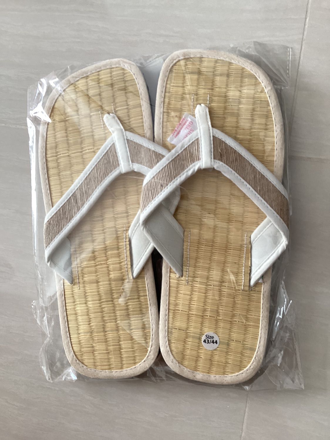 Size 43/44, Dép vừa chân; tuy dép không nghe nhiều mùi quế như mong đợi nhưng mình cho shop 5 sao khi trả lời nhiệt tình và tăng size cho mình so với thực tế (vì trên hệ thoongs ko chọn được size lớn hơn)