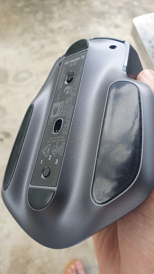 Sản phẩm cũ, đã qua sử dụng, không có tem bảo hành. Hộp cũng bị cũ, bị dán nhiều lần băng keo chỗ mở hộp, không có hộp nhựa để đựng chuột. Mã sản phẩm và mã trên hộp không giống nhau. Sản phẩm bị trầy phần đế.