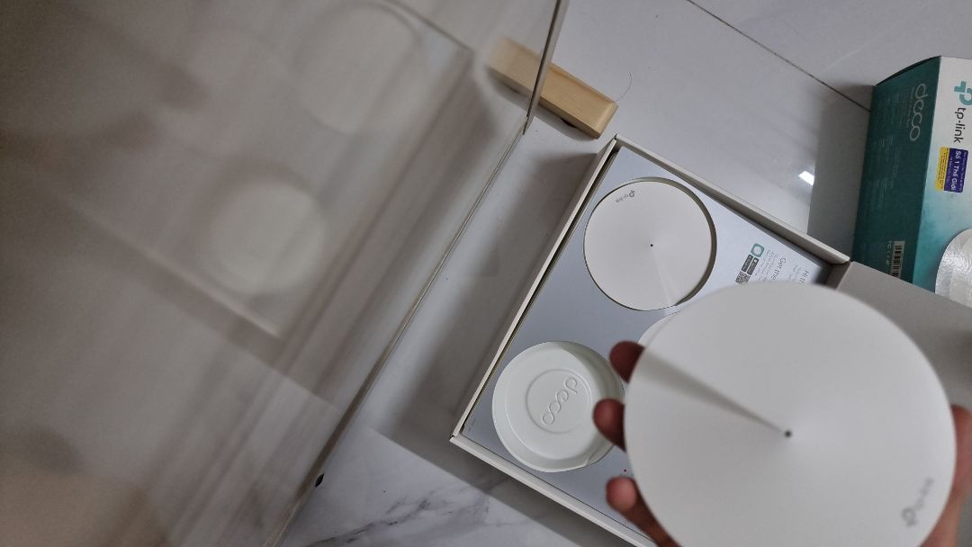 Dễ cài đặt, sử dụng 1 thời gian thấy rất ổn định (hơn cái viettel đang sài), nhưng xuyên tường hơi kém, vì không biết sóng tỏa theo phương thẳng hay hình cầu, lên 1 tầng sóng còn 1 , 2 nấc, có khi không bắt dc. Có thể cài đặt chưa chính xác hoặc nhà tường ngăn sóng. Mọi người có ai dùng Ok khi cách tầng trên dưới comment giúp mình nhé. Thank You Dễ cài đặt, sử dụng 1 thời gian thấy rất ổn định (hơn cái viettel đang sài), nhưng xuyên tường hơi kém, vì không biết sóng tỏa theo phương thẳng hay hình cầu, lên 1 tầng sóng còn 1 , 2 nấc, có khi không bắt dc. Có thể cài đặt chưa chính xác hoặc nhà tường ngăn sóng. Mọi người có ai dùng Ok khi cách tầng trên dưới comment giúp mình nhé. Thank You