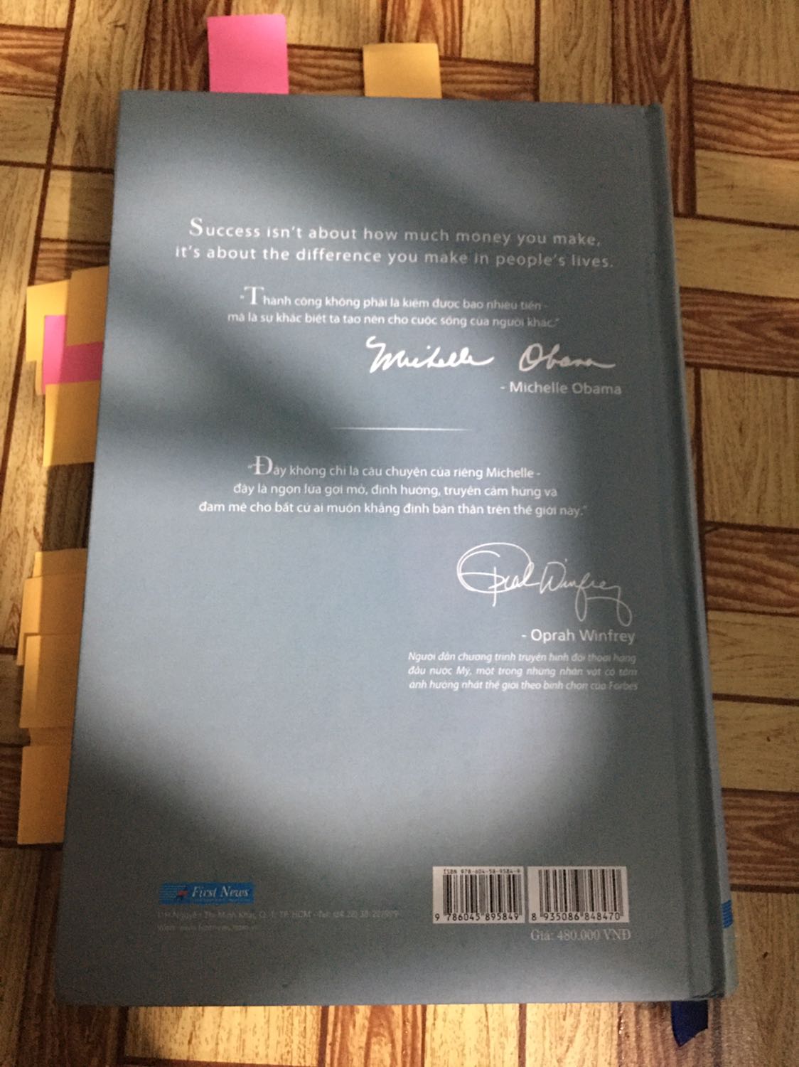 Mới mua về mình thấy sách cũng không mới tinh mà hơi cũ và có khá nhiều vết xước trên bìa, nhưng chất liệu thì siêu OK luôn nhé, có điều mỗi khi đọc thì cái bùa hay bị tuột khỏi sách khi cầm thằng đọc bình thường và nên ngồi ghế, để sách trên bàn rồi đọc chứ cầm không trụ nổi đâu. Mình mới đọc chưa được 1/5 sách nên không dám đánh giá nhiều về nội dung sách. Ấy thế mà mình đã có những cảm xúc cảm động, tức giận, bất ngờ mà chưa có 1/5 cuốn sách nào mà mình đọc làm được điều ý, phần mình đọc thì bà ấy phê phán về phân biệt chủng tộc ở Mĩ, mình cũng biết sơ sơ về phân biệt chủng tộc nhưng mình không ngờ lại đến mức đấy theo cảm nhận của Michelle, vì mình quá thích sách về ngôn từ, nội dung nên mấy cái xước gì gì đấy thì kệ nó đi. Bọc hành rất kĩ lưỡng nha! Sách về mà mình ngồi ôm em nó mấy chục phút ?