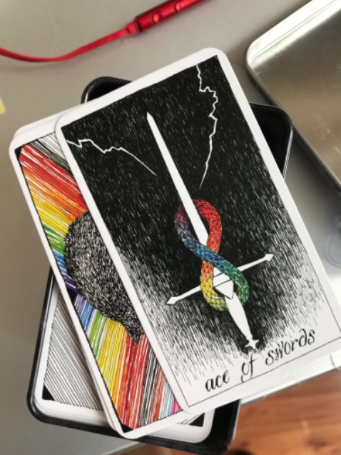 Bộ Tarot nhỏ nhưng để trong hộp thiếc đẹp, bài in đẹp.