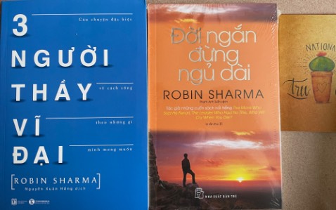 Combo sai sách mình đặt rồi Tiki ơi, quyển Nhà lãnh đạo không chức danh bị nhầm thành Đời ngắn đừng ngủ dài:((((