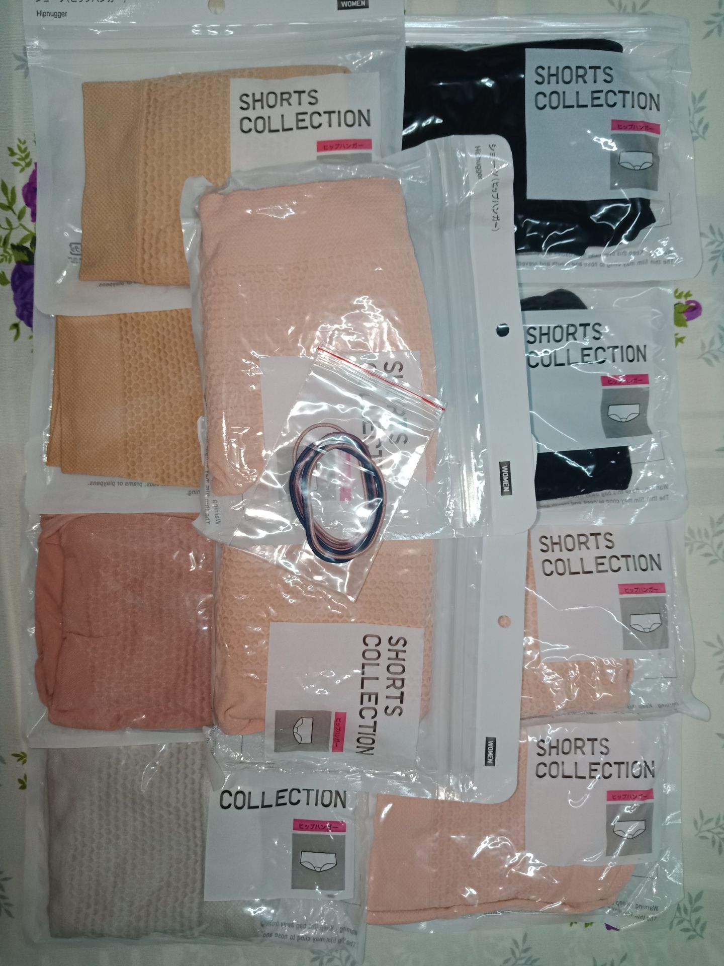 Quần đẹp, giá này thì quá rẻ rồi. Mua 10 cái có 2 cái size nhỏ, 8 cái lớn. Gói hàng cẩn thận, giao hàng nhanh, màu giao cũng đều lắm nè.