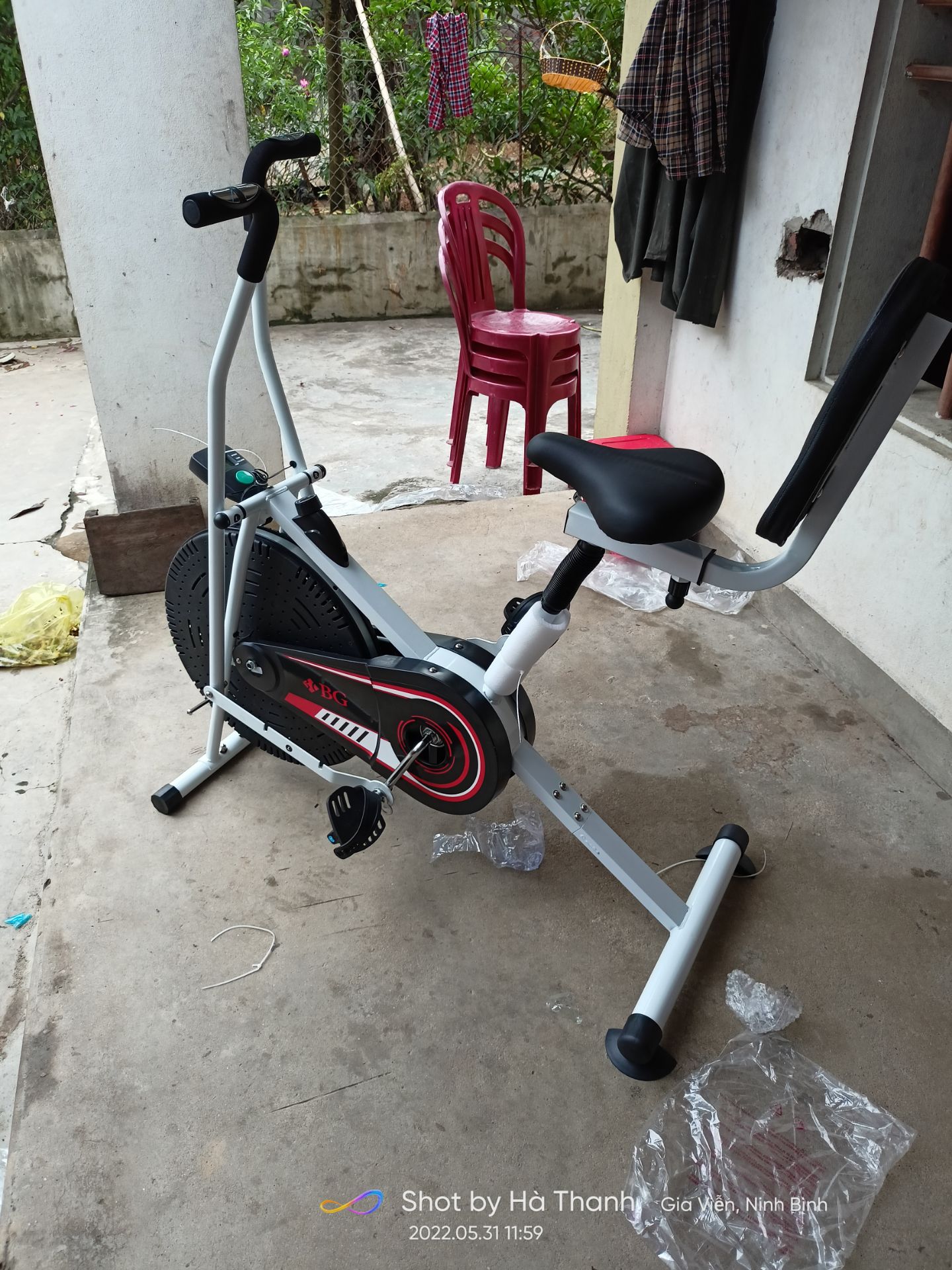 Hàng chuẩn như đã nói. lắp ráp đủ không thiếu linh kiện. vấn đề vận chuyển còn méo móp, bể rách hộp. nhân viên giao hàng kém nhiệt tình kêu hàng nặng, cồng kềnh nói khách ra bưu cục kiểm tra