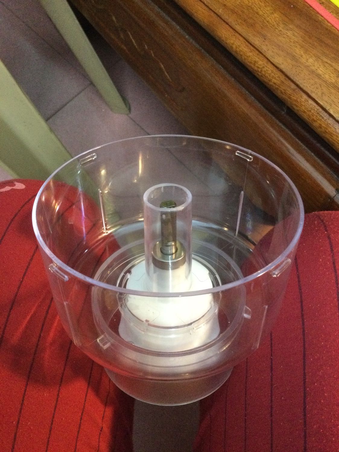 Tôi đề nghị thu lại sản phẩm, cối xay thịt chưa dùng đã nứt như kia , may mà  tôi dỡ hẳn dao ra kiểm tra sp, nếu tôi tin tưởng tiki mù quáng mà cứ thế đâm đầu vào dùng ngay, rồi dăm bữa, nửa tháng hỏng thì mọi người chửi vào mặt tôi à, lại tiền mất tật mang