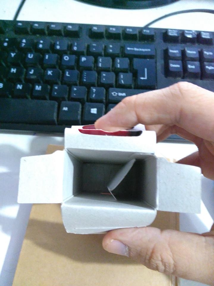 Đặt sản phẩm này mà giao sản phẩm khác! Chưa kể là kim bấm giao cho mình còn không có hộp kim đi kèm như trong hình của sản phẩm kia (https://tiki.vn/bo-bam-kim-va-kim-bam-so-10-plus-p1710681.html?src=search&q=kim+b%E1%BA%A5m+plus), và rõ ràng trong hộp đựng có thiết kế ngăn riêng cho 1 hộp kim nữa đi kèm với kim bấm nên đừng nói hình chỉ là minh họa. Không đáng bao nhiêu nhưng quá thất vọng đơn hàng kì này (vài thứ mua cùng cũng bị trục trặc chứ không riêng gì cái này). Điểm cộng duy nhất chỉ là giao hàng nhanh và nhân viên lịch sự.