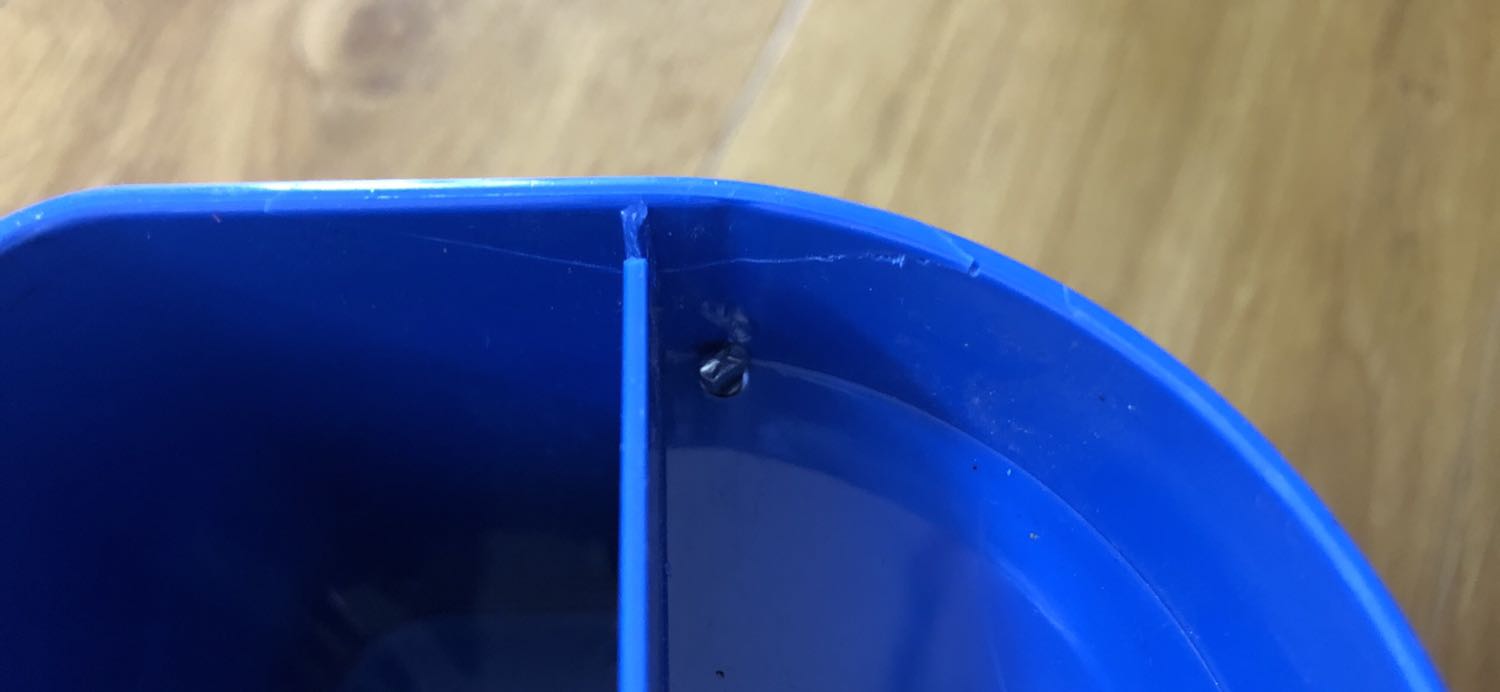 Không hài lòng vì giao cho mình ống bút bị vỡ