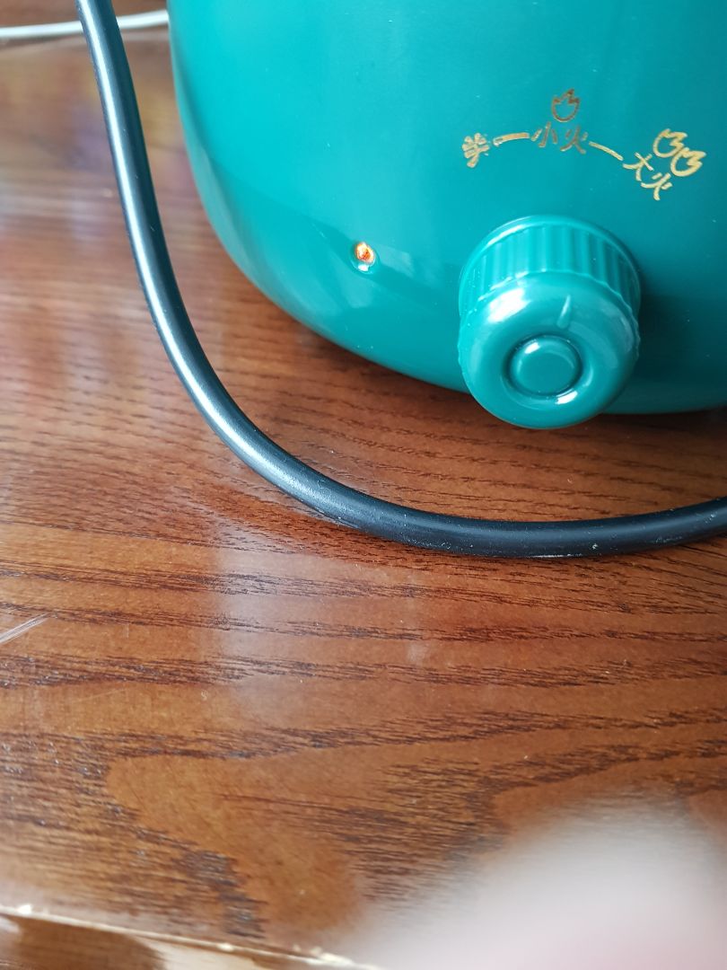 bực ghê người. mua ngay cái nồi bị lỗi. cắm điện 30 phút mà ko nóng một bát nước. mình đã nt shop và gọi tiki mà chế độ đổi trả của tiki hà nội làm cực lâu luôn. ở hải phòng giải quyết vẫn nhanh hơn, ngay cả vấn đề gửi email cũng thấy hn quá lâu. mình đang đợi nhân viên gọi thu hồi sản phẩm lại đây. mà lâu quá trời.. .. ( sau khi đổi trả lấy sản phẩm khác thì rất hài lòng, shop cũng tận tình. chắc sản phẩm khác lỗi là do nhà sản xuất. nên cũng không thể trách tiki hay shop được).