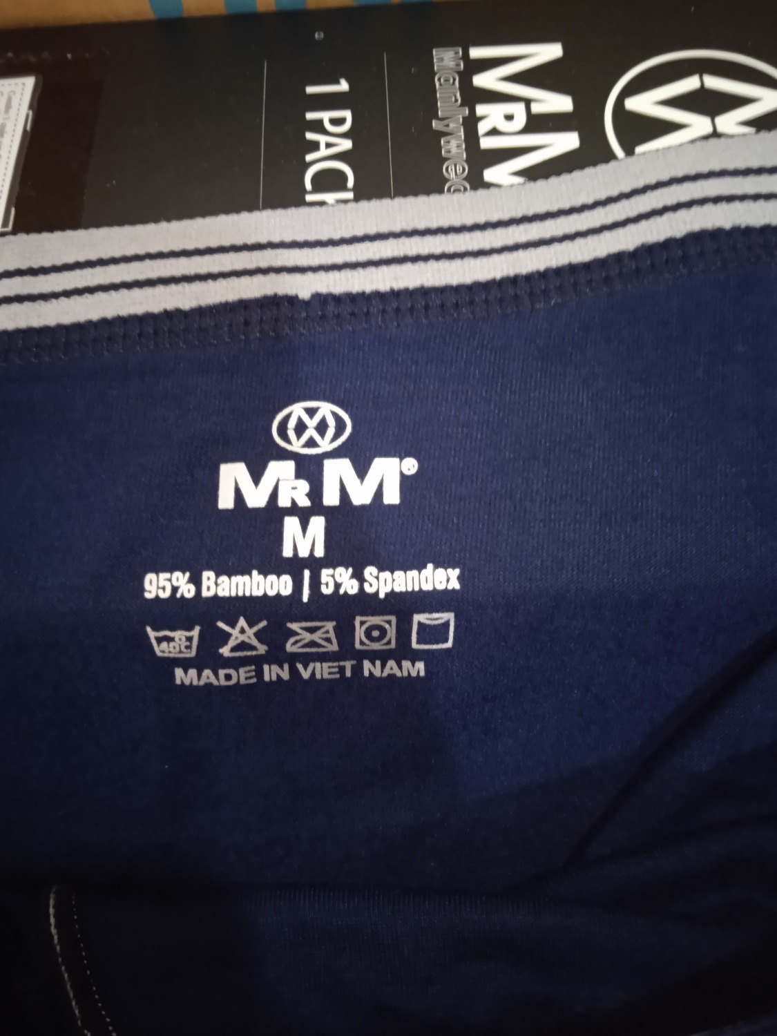 Hộp tiki rất đẹp, đóng gói cẩn thận,có logo tiki now nhưng hơi bị móp trong lúc vận chuyển.
Bên trong là sản phẩm,3 quần được đóng gói trong hộp của hãng rất đẹp cẩn thận,không bị móp,thấy sự chỉnh chu của shop,điểm cộng.
Về chất liệu vải rất mềm mịn, sờ rất mát,sản phẩm chất lượng tốt so với giá tiền. Sản phẩm là hãng của việt nam, mình rất thích, và luôn luôn ủng hộ hàng việt nam.
Mua hàng mình rất khó tính, kiểm tra đường chỉ may thấy rất cẩn thận, chắc chắn, nhưng vẫn có 1 ít chỉ thừa, có thể bỏ qua, dùng 1 thời gian mới biết được có bền hay không