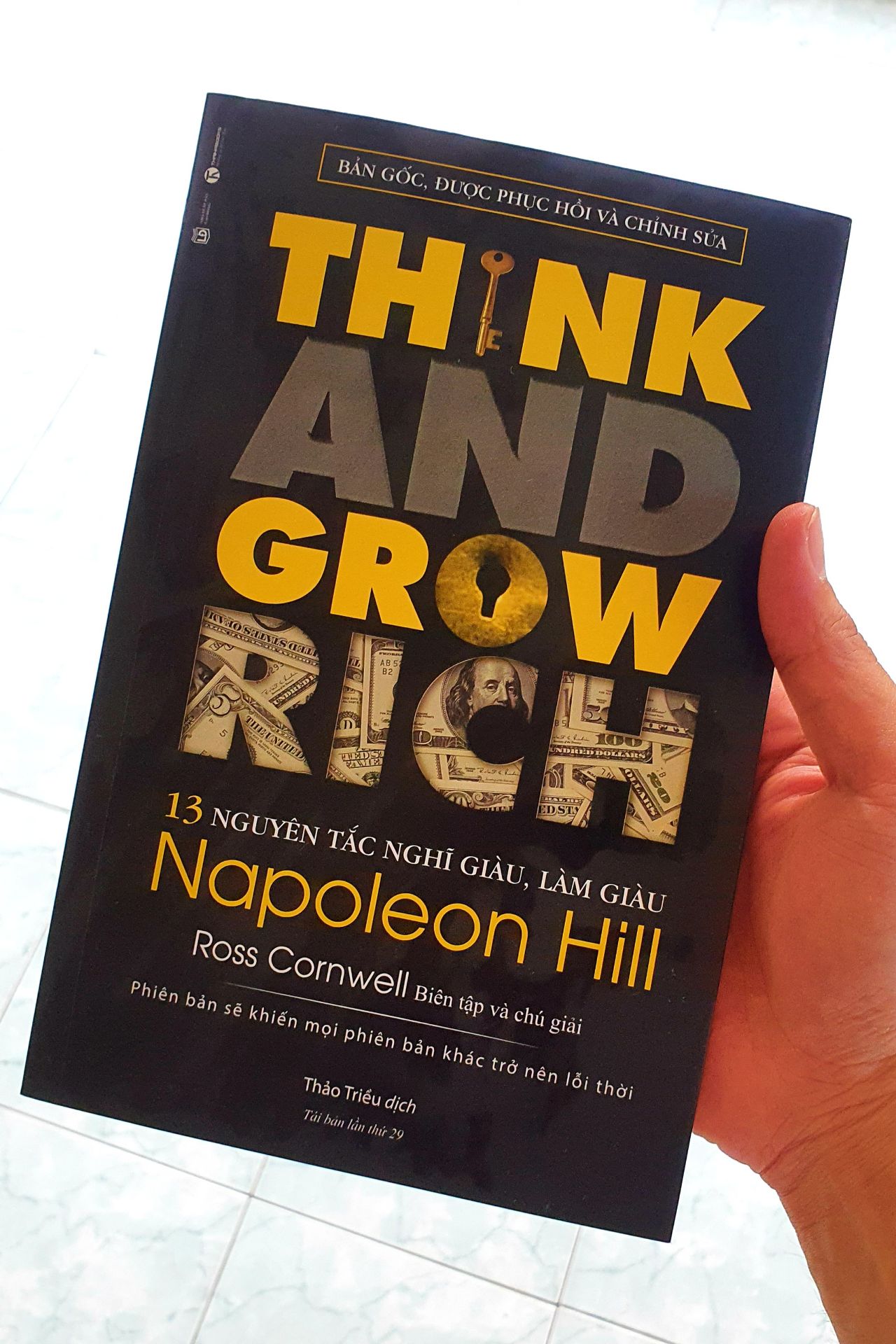 Mới nhận được sáng nay. Đọc review là thấy hay rồi. Nhưng phải trừ 1 sao là do bìa sách bụi quá, sao bên đóng hàng không lau sơ cho khách nhỉ? lấy khăn ướt lau qua là đen luôn cái khăn.