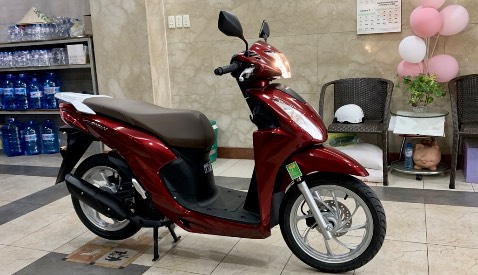 Xe Vision kiểu dáng nhỏ gọn, trục cơ sở ngắn phù hợp với đường phố dông đúc chật hẹp, động cơ 110cc "êm ái", tăng tốc mượt mà nên phù hợp với các bạn nữ. Chìa khoá smartkey rất tiện dụng. Phanh dĩa trước ko hỗ trợ ABS nên cẩn thận khi lái xe lúc đường trơn trượt, ghồ ghề và quanh co lượn khúc, người lái cần phải có kỹ năng !!!
Là một trong những xe hot của Honda nên có lúc cháy hàng bị các đại lý thổi giá lên quá giá trị thực giá đề nghị của nhà sản xuất, hoặc đại lý bán xe nhưng gắn thêm phụ kiện "đồ chơi" tính tiền kèm theo như một điều kiện để có thể mua được xe. Người tiêu dùng cần tỉnh táo, thông minh, sáng suốt và cân nhắc khi muốn mua chiếc xe mà mình thích.
