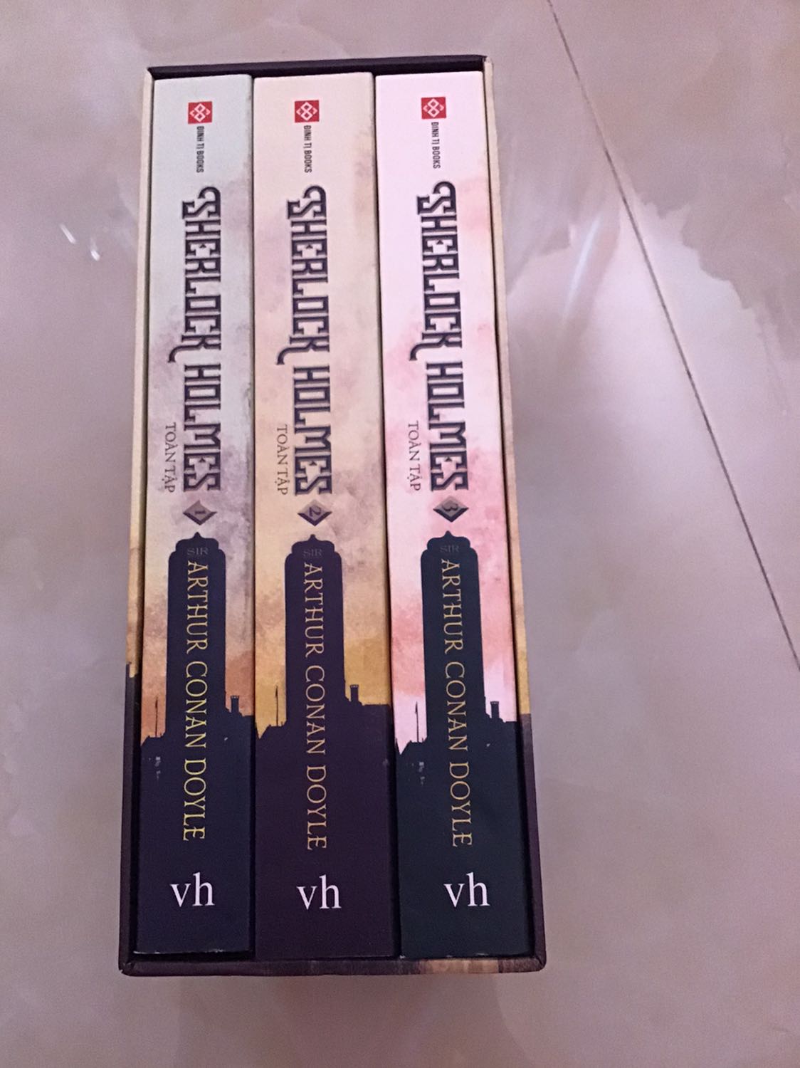 Hàng tốt, đủ bộ, giao nhanh + chú shiper thân thiện nhưng mà có một số phần góc hơi dập :> còn nội dung thì ch đọc ạ