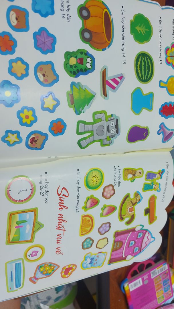 hình dán đc gợi ý theo trang, gợi ý sáng tạo cho bé, hình dán màu sắc đẹp, nhiều hình, tuy nhiên phần vết cắt hơi khó gỡ, dễ rách khỏi đường viền, săn sals giá tốt