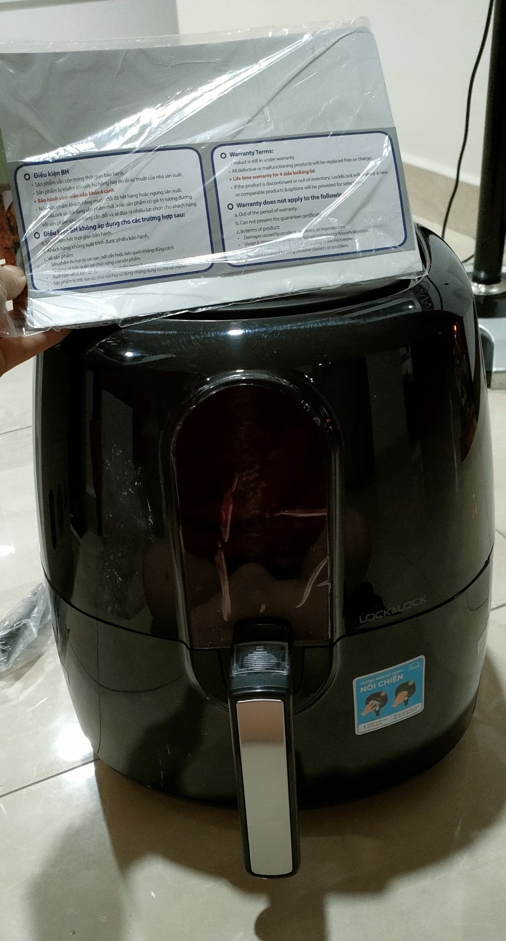 Sau 3-4 lần sử dụng thì mình thấy ổn nha. Để hạn chế mùi nhựa cho những lần sử dụng sau, khi mua về mình rửa lòng nồi bằng nước rửa chén và đặt cà phê bột trong khoảng 10p (làm vậy 2 lần). Mình nướng bánh mì, chả giò đều rất ok. Chỉ có khoai tây (loại cắt sẵn ở siêu thị) khi mình chỉnh theo chế độ có sẵn thì bị cứng khô và khét. Lần sau mình chỉnh nhiệt độ thấp hơn (180°) và 10p để canh chừng thì ok. Các bạn có thể áo sơ 1 lớp dầu ăn trước khi chiên khoai nha. mình nghĩ sẽ ngon hơn.