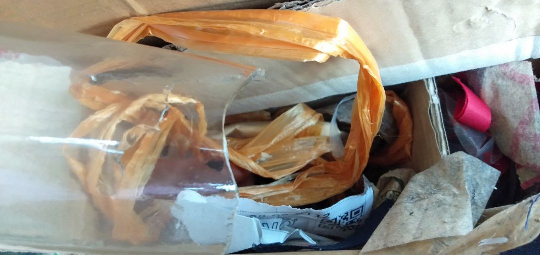 Shop đã gói hàng rất kỹ, nhưng tiếc là bị bể mất 1 chai. Lúc kiểm tra hàng anh shipper còn hỏi mình có muốn hoàn lại không. Mà thôi chai này mình săn được giá rất rẻ, những chai khác cũng không vấn đề nên mình vẫn nhận nhé, chuyển đi chuyển lại đã mất công ship còn tội shop nữa, dù sao cũng là việc ngoài ý muốn. Vẫn tặng shop 5* nha 😊