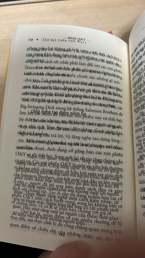 Tôi mua tặng bên bên nước ngoài nên khi nhận hàng không bỏ ra kiểm mà đưa bạn qua bên đấy luôn. Đến nay bạn tôi giở ra đọc thì mấy chục trang đều như thế này. Bực mình không nói mà xấu hổ với bạn bè khi quà tặng mà bị như thế. Yêu cầu đơn vị bán hàng có phương án thoả đáng!