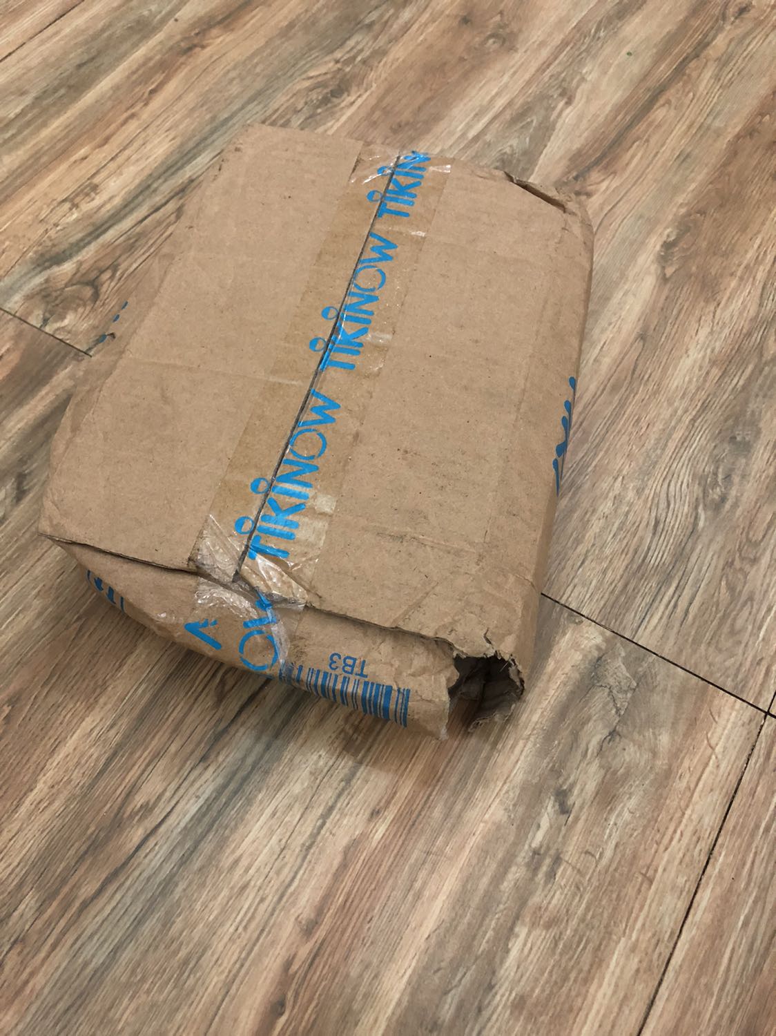 Mình đặt chung với 2 cuốn khác. Dự kiến 20.11 giao nhưng 22.11 mới nhận được hàng. Đóng gói và vận chuyển rất tệ luôn. May là sách bên trong không sao