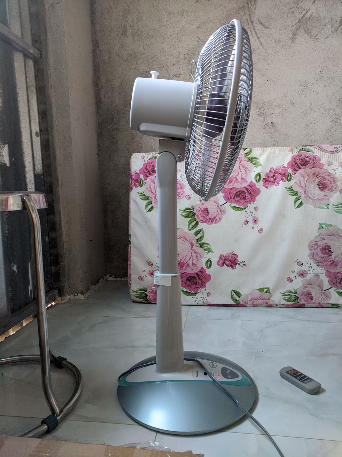 - Độ yên tĩnh không như kỳ vọng ban đầu..., nhưng so với các quạt khác đúng là rất ổn định, chắc sẽ bền.
- độ hoàn thiện tốt, nhỏ nhưng rất nặng và chắc chắn; không hiểu tại sao chân ghế không có miếng lót để tránh cọ quẹt nền.