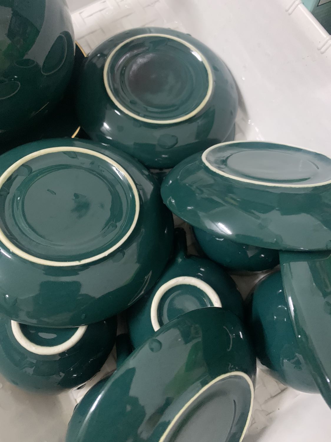 giao hàng đúng hẹn, sản phẩm giống như hình nhưng tôi KHÔNG hài lòng về sản phẩm. Cả bộ sản phẩm chỉ có mỗi bình trà là có nhãn hiệu, còn lại đều trơn. Nhãn hiệu không biết là dán, hay sơn, nhãn hiệu không được tốt, đã bị nhoè 1 ký tự. Nếu đúng là hàng Bát Tràng có thể thông cảm vì ủng hộ hàng Việt Nam, chỉ sợ đây không phải là sản phẩm của Bát Tràng từ đó làm ảnh hưởng hình ảnh hàng gốm sứ Việt Nam!