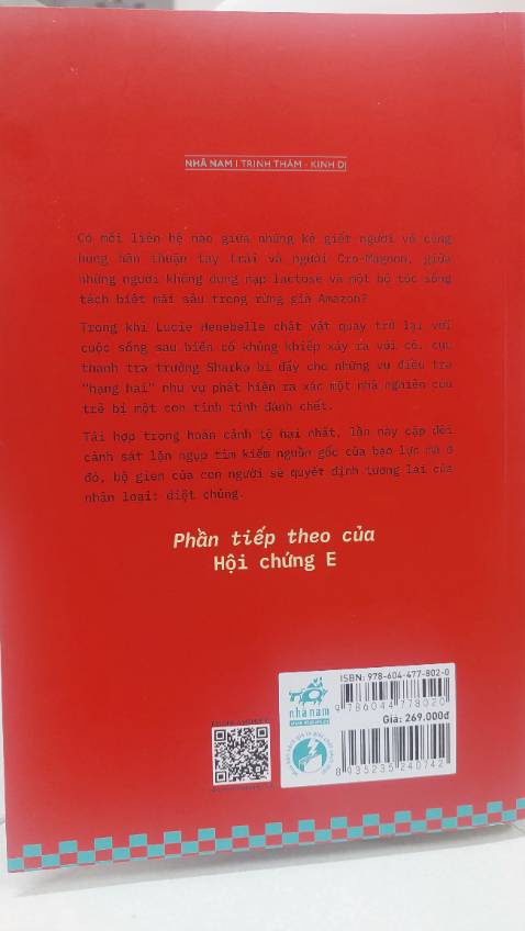 Câu chuyện trong mã gien tôi ác là những sự kiện tiếp nối sau hội chứng E với nội dung về bạo lực và căn tính của bạo lực. Một vài điểm giúp tác phẩm trở nên cuốn hút với độc giả:  
 	Chủ đề về bạo lực và mối liên hệ với sinh học tiến hóa. Nhờ vốn kiến thức sâu sắc về sinh học, tiến hóa, di truyền; bằng cách trình bày rõ ràng những vấn đề khoa học đó với hàm lượng vừa đủ, ngôn ngữ trong sáng, tác giả dẫn dắt người đọc chìm đắm vào thế giới của nhân chủng học, cổ sinh vật học cùng những biến thể đa dạng của ngành này, những lĩnh vực vô cùng hấp dẫn thú vị. 
 	Cốt truyện hấp dẫn cùng nhờ sự có mặt của cặp đôi nhân vật chính từ “ Hội chứng E “ Frank và Lulie. Họ là những mẫu người thú vị và cuốn hút , đứng trước những khổ đau mất mát, những mâu thuẫn nội tại hay đấu tranh để sinh tồn mà cá tính của họ thể hiện rõ nhất. 
 	Các tình tiết truyện đan xen liên tục giữa những hướng điều tra khác nhau của cặp đôi thám tử, người đọc như được đồng hành cùng họ vào một cuôc phiêu lưu đầy bất trắc về quá khứ nhiều thiện niên kỷ trước với những chủng tộc người cổ xưa để khám phá ra căn tính của bạo lực ở đó bộ gien người quyết định tương lai nhân loại.