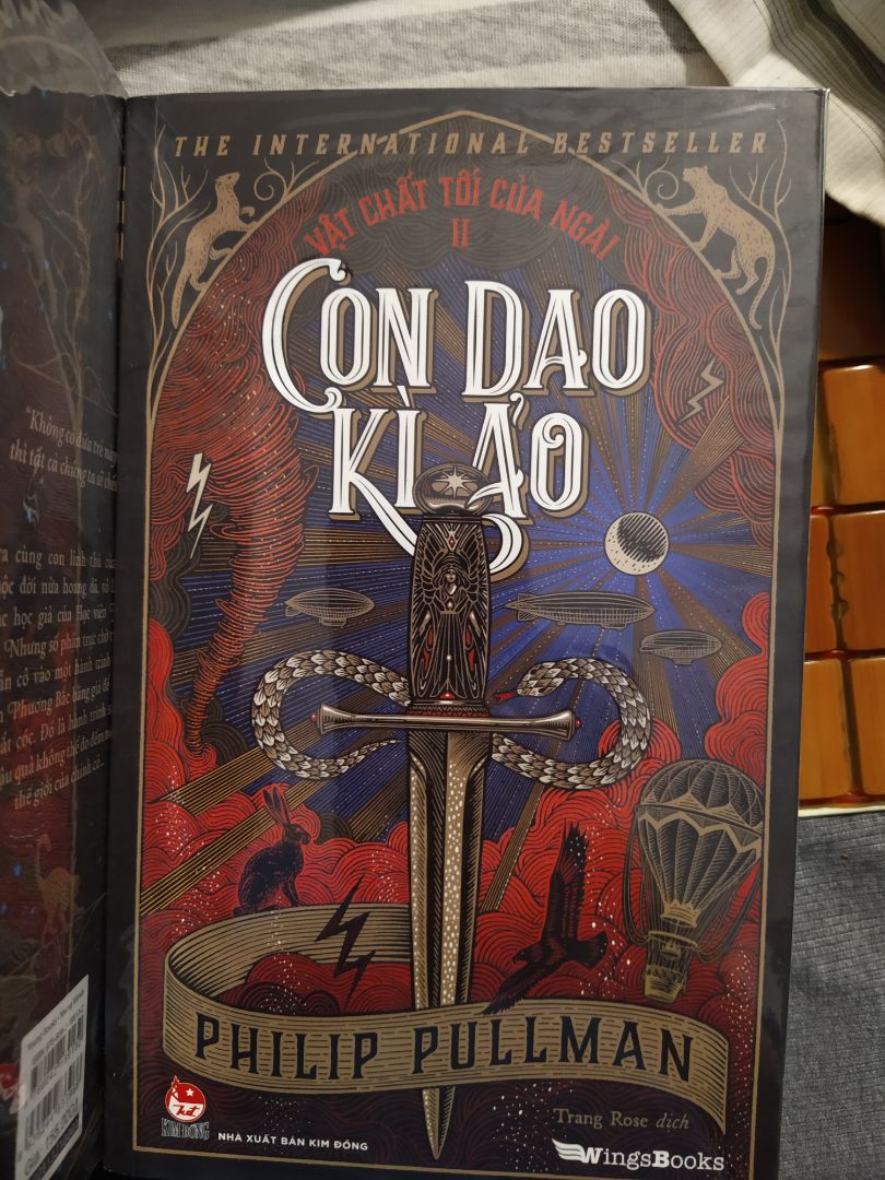 Tập thứ 2 trong bộ vật chất tối của ngài. Mua bộ thì ít sale nên mình đành mua lẻ. Sách đẹp. Chờ mua đủ rùi đọc.