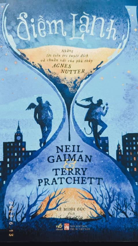 Truyện của bác Neil và Sir Terry Pratchett thì hay khỏi phải bàn rồi. 
Bìa đợt này xinh lắm luôn 🥹 và dịch thuật cũng okela nữa 
Highly recommended