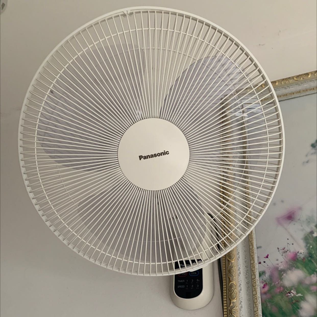 Quạt Panasonic thì không phải bàn về chất lượng rồi ạ. Nhà mình phòng nào cũng lắp 1 cái treo tường như này