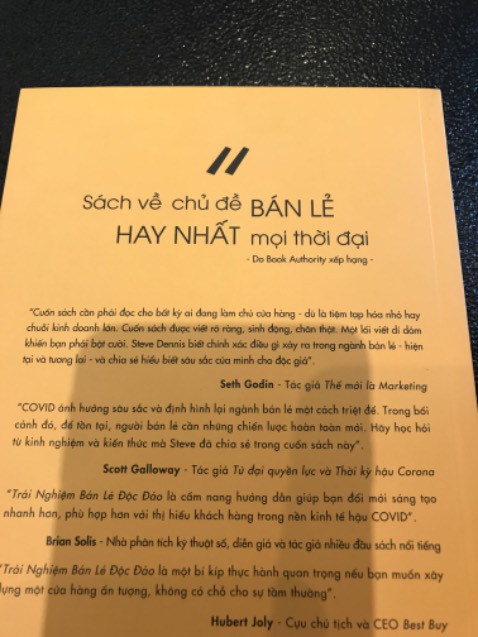 Sách mẫu mã bề ngoài đẹp.
Bên trong nhét cho một đống kiến thức nhạt thếch,  sáo rỗng đầy trên mạng. 
Mỗi chương ko có một một thông điệp cốt lõi, hoặc làm thế nào để đạt được??
Thế mà bià sau lại ghi "Sách về chủ đề bán lẻ hay nhất mọi thời đại" 

Điểm cộng là quà tặng đáng giá gấp 10 lần cuốn sách.