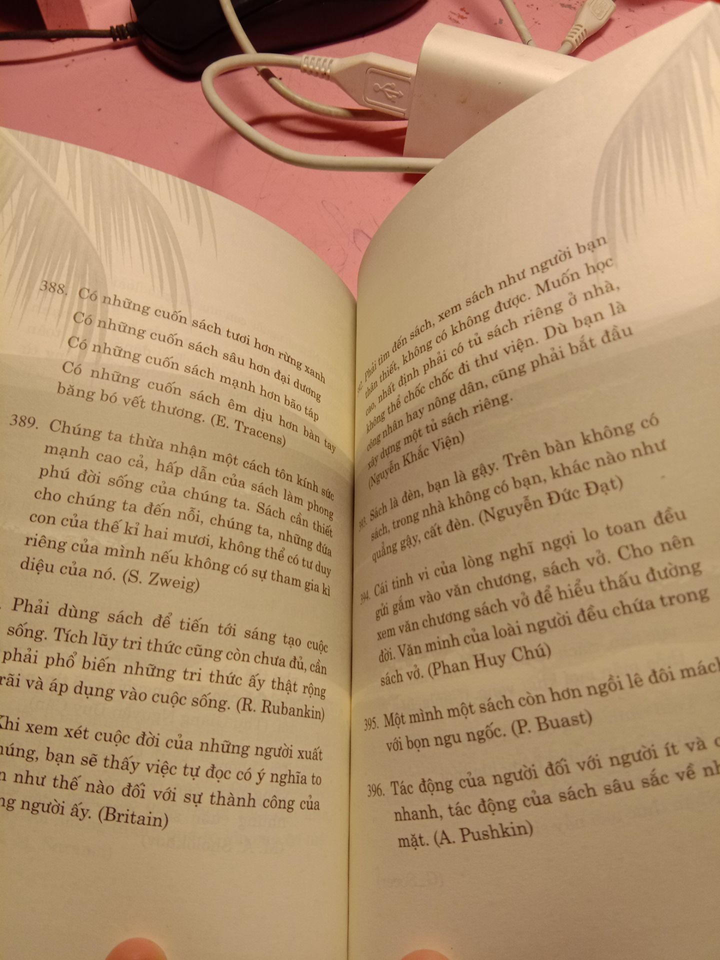 sách đẹp màu sách tốt,  đọc hay, giúp mình cảm nhận được nhiều thứ, tuy nhiên chỉ là những câu nói nên sẽ hơi khô khan