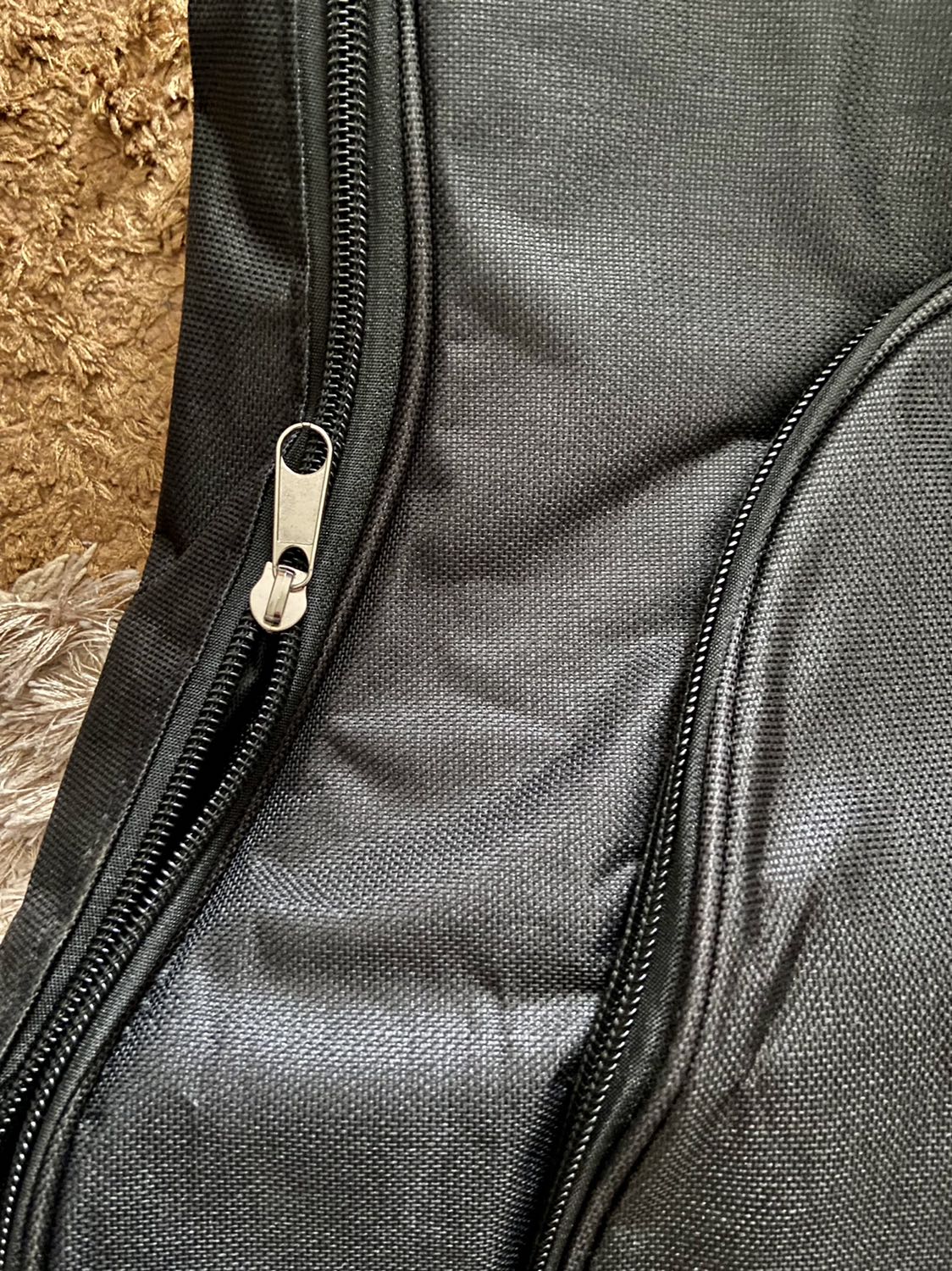 Cùng giá nhưng chưa bao giờ thấy bao đàn nào xấu xí như bao đàn này. Chất liệu vải, đường may, dây kéo, thiết kế … Tất cả đều có chất lượng thấp nhất. Tuyệt vọng.