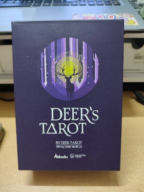 Hộp đẹp, chắc chắn. Bài in đẹp, cầm đầm tay nhưng chắc do cách cán giấy nên sờ bề mặt thì thích nhưng xáo bài thì rít hơi khó chịu chút. Chất lượng giấy cứng cáp. Màu sắc hiện đại bắt mắt.

Hình ảnh bộ ẩn chính khá trừu tượng, bao hàm cả chiêm tinh học nữa và hơi khác Rider Smith-Waite truyền thống nên khó cảm, khó đọc. Bộ ẩn phụ chỉ vẽ số lượng và biểu tượng hoàng gia kèm nguyên tố, cái này thì mình không thích.

Khuyến khích người mới học hoặc kinh nghiệm chưa nhiều thì không nên dùng bộ này. Còn chỉ là lưu giữ để ngắm mình thấy cũng đáng lắm. So với giá 291k cho một bộ bài auth thế này thì rõ ràng là nó rất đáng giá nhé.
