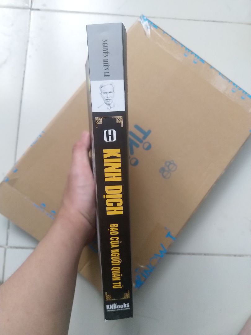 Hộp khá to sách cũng khá to. Nội dung sách của bác Nguyễn Hiến Lê thì hay khỏi phải bàn rồi, về lượng kiến thức và tư duy truy vấn kiến thức từ cái gốc rễ như thế nào đến cách sắp xếp, trình bày các chương, mẹo đọc cho thấm nhuần tư tưởng của sách... Ban đầu, mình chỉ mua sách vì cách dịch quẻ của bác Lê trên mạng, nhưng mua sách về giá trị tri thức mình nhận được thì hơn thế cực nhiều! Về chất lượng in sách thì khá ổn, tuy nhiên còn lỗi đánh máy và hình Lạc thư bị thiếu thành phần, hy vọng lần tái bản sau sẽ khắc phục tốt hơn, tuy nhiên mình nghĩ mua sách vì kiến thức trong đó chứ đâu phải vì ba cái vẻ bề ngoài này đâu, nên tủ sách bạn nên có một quyển nhé !!