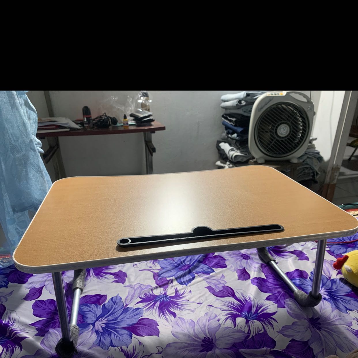 Không đẹp như hình. Bàn rất bập bên do chân bo góc. Viền nhựa nhìn thô.