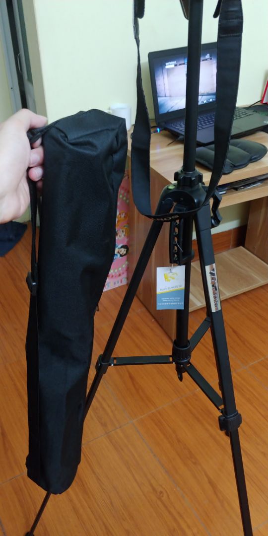 Sản phẩm hoàn thiện tốt, đóng gói đẹp và chắc chắn. Body kết hợp giữa nhôm và nhựa tổng hợp, phần nhôm hơi bám vân tay. Máy cao khoảng trên 140cm khi kéo dài các khớp nối ra. Overall thì đây là 1 tripod tốt trong tầm giá