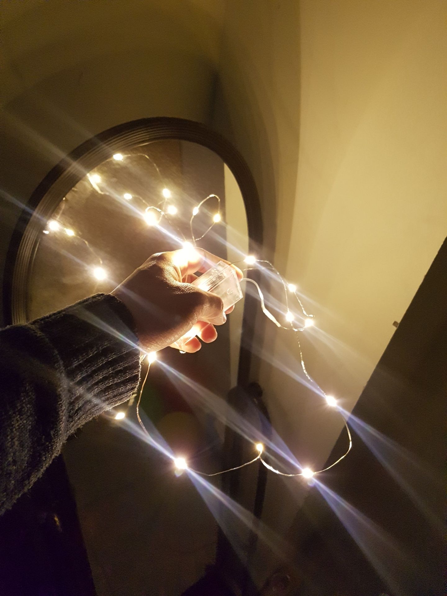 đóng hộp chuyên nghiệp, giao hàng nhanh, đèn trang trí phòng lung linh, dây đèn chắc chắn, bóng led thiết kế mới, lạ, nhìn giống đom đóm thật. nói chung thực sự đáng tiền. Mình sẽ mua thêm các mẫu khác nữa để trang trí nhà Tết này ạ