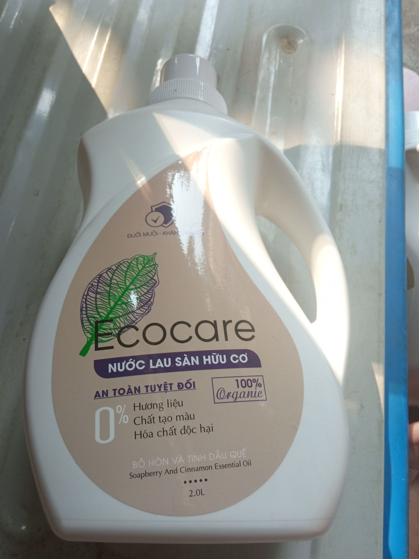 Nước lau sàn đợt này Ecocare thay đổi công thức mới nên sánh đặc hơn, cảm giác lưu hương lâu hơn. Mùi quế thơm tự nhiên. Lau sàn khá sạch. Sẽ tiếp tục ủng hộ