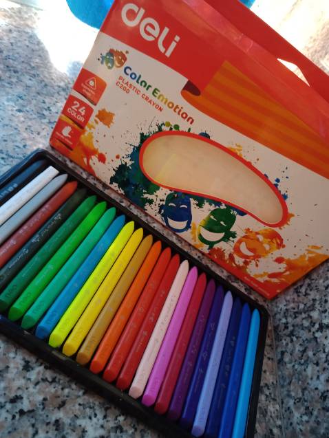 24 Màu tuy giá mềm nhưng có mùi và thân viết ốm hơn. Loại 12 màu giá cao hơn nhưng thân bút chắc và không mùi.