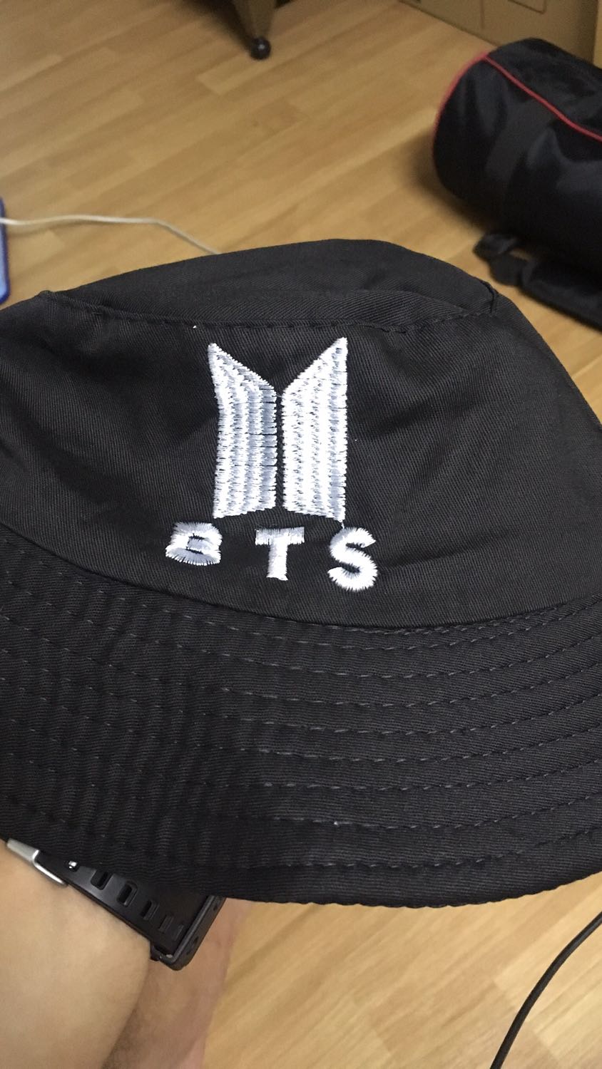 Đặt nón trơn mà khi ship đến là nón thế này,để vòng size vòng đầu khác hoàn toàn với thông tin, không nên mua, *** đảo Đặt nón trơn mà khi ship đến là nón thế này,để vòng size vòng đầu khác hoàn toàn với thông tin, không nên mua, *** đảo