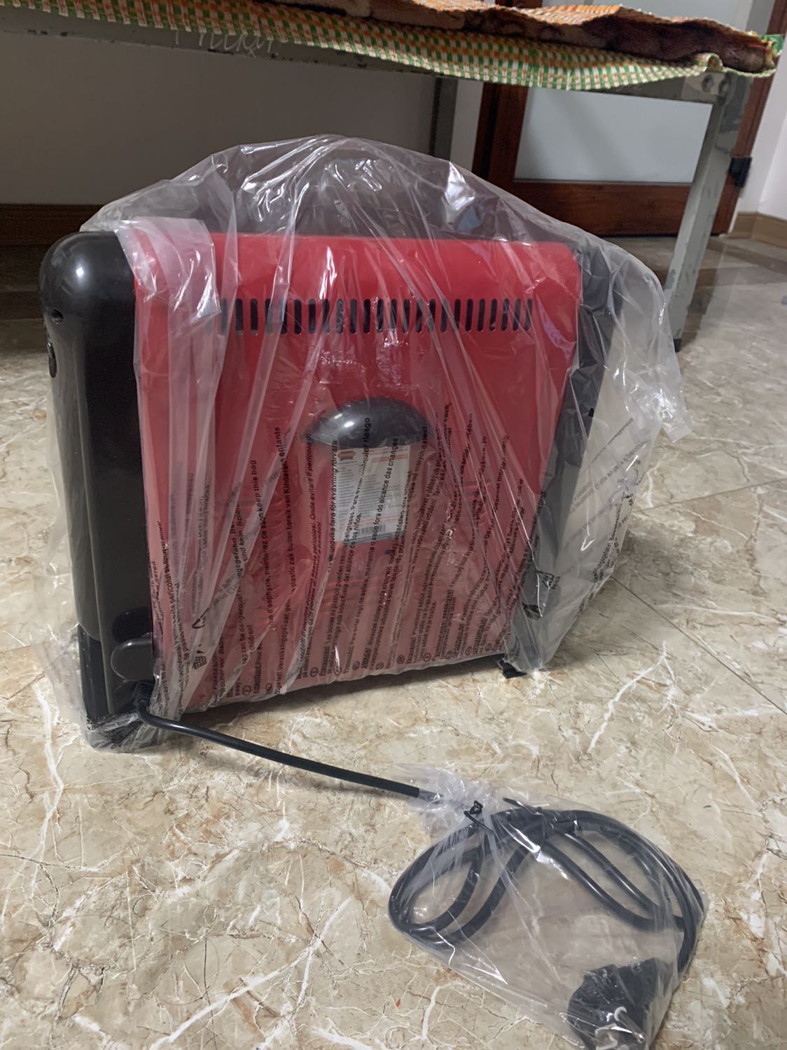 Đóng gói siêu chắc chắn, bóc mỏi cả tay 😆
Mới bật thử lên thấy nóng nhanh, có mùi hơi khét khét kiểu sắt ám lửa
Chờ đợi dùng lâu dài sẽ ổn áp 
Nút điều chỉnh dạng bật không phải dạng xoay