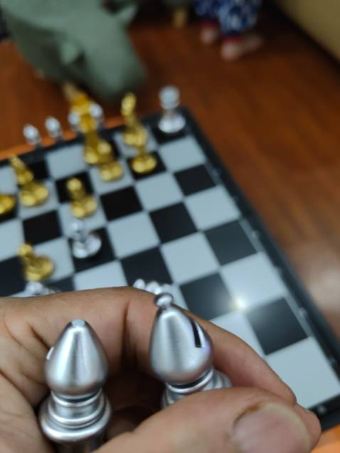 Giao hàng hơi chậm. Bộ cờ đẹp. Tuy nhiên vỡ mất một góc ở đầu quân cờ.