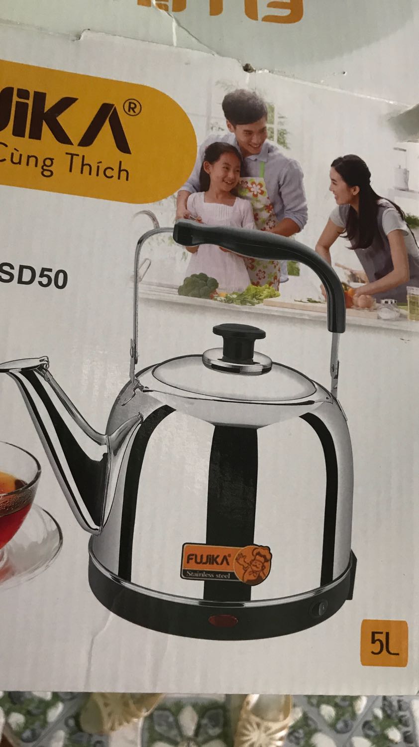 Ấm dung tích thật chỉ được 3l
Đun thử thì không có còi báo khi sôi và không có nút bật tắt nguồn như trong hình mẫu