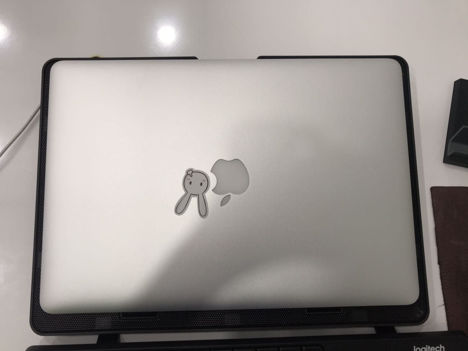 Tính năng tốt. Có hai miếng đỡ để máy tính không trượt.
Độ nghiêng tận 45 độ nhưng máy vẫn chắc chắn không sợ ngã đổ gì cả. Vật liệu cứng cáp. Khung lưới chắc chắn. Thanh đỡ cũng cứng cáp và to.
Máy 15inch để vừa.
Quạt rất êm.
Cooler Master cùng tầm giá cũng không bằng.