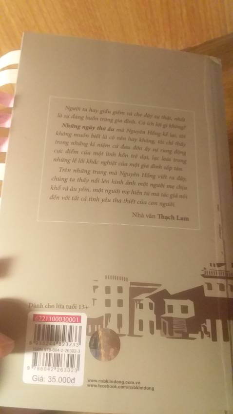 Sách nhỏ gọn . Văn của Nguyên Hồng cá nhân mình hay và dễ gần vì đa phần đều gắn bó với người mẹ . Chũ in sắc nét bìa trang trí đẹp . ( sách mình đã dán gáy )