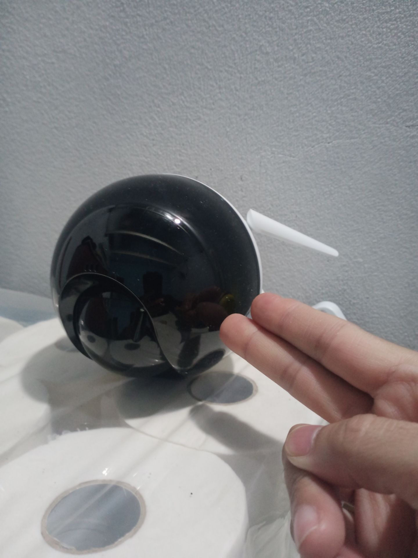 Thất vọng vì không được như quảng cáo  trên youtube. Cam này  ngoài tính năng xoay được 360độ thì không  có  chức năng  chống trộm  như quản cáo đâu. Ấn vào báo động thì không thấy gì. Đã thế  cứ  vào xem cam thì đèn bật như bóng đèn, lộ hết  vị trí treo.