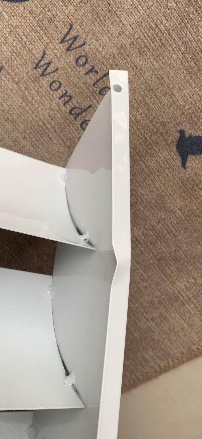 Sản phẩm giao bị móp, méo, thiếu 1 bộ ốc vít và trầy xước, chất lượng sản phẩm thấp. Tôi muốn đổi lại hàng hoàn thiện hơn