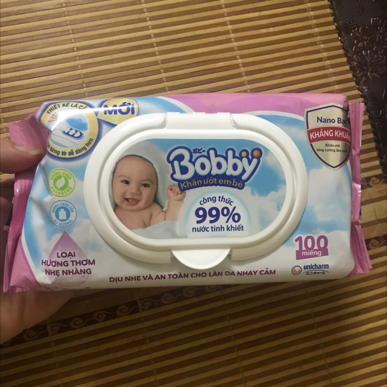 Giấy dễ rút từng tờ một nhé các bạn! Mùi dịu nhẹ dễ chịu! Đóng gói sp cẩn thận, chắc chắn, giao hàng nhanh!