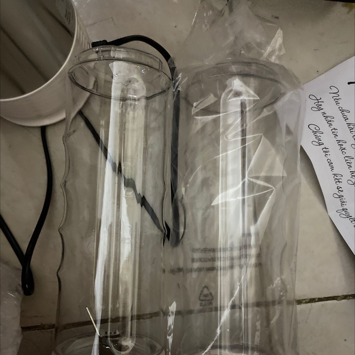 Tiki giao hàng nhanh, đúng hẹn. Máy nguyên đai chưa mở, từng bộ phận được bọc riêng trong túi nilon nguyên seal. Mới thử máy thấy kêu hơi to, dây hơi bị ngắn🥲.  Nhà bán hàng có gửi kèm thư cảm ơn và số đt để liên hệ. Hy vọng máy bền ko phải bảo hành