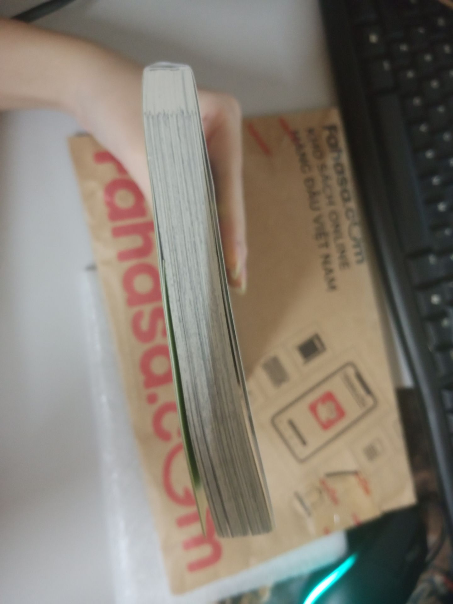 Do phần gáy như hình (5) nên mình có hơi khó chịu nhưng vẫn ổn, có bọc seal, đóng gói bên fahasa làm mình cũng yên tâm