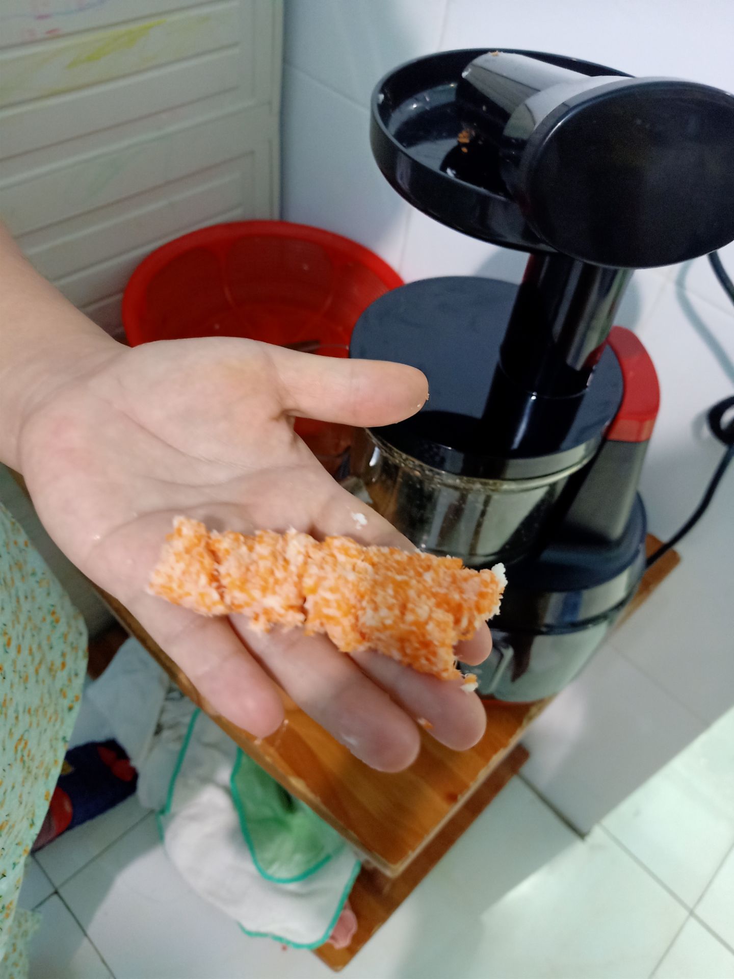 Lúc đầu xài thì hơi khó, ép được 2 lần thì máy ko chạy nữa. Sợ quá liên lạc với shop, ngta hướng dẫn lắp máy lại, vào khớp cái máy chạy ok, mừng gì đâu, mà máy này phải lắp đúng mũi tên nó mới hoạt động. Mua sản phẩm này rất xứng đáng, ép kiệt nước. Còn được tặng máy ép cam nữa chứ, quá là okla luôn. Cho 5* luôn. 🥰🥰🥰 Lúc đầu xài thì hơi khó, ép được 2 lần thì máy ko chạy nữa. Sợ quá liên lạc với shop, ngta hướng dẫn lắp máy lại, vào khớp cái máy chạy ok, mừng gì đâu, mà máy này phải lắp đúng mũi tên nó mới hoạt động. Mua sản phẩm này rất xứng đáng, ép kiệt nước. Còn được tặng máy ép cam nữa chứ, quá là okla luôn. Cho 5* luôn. 🥰🥰🥰